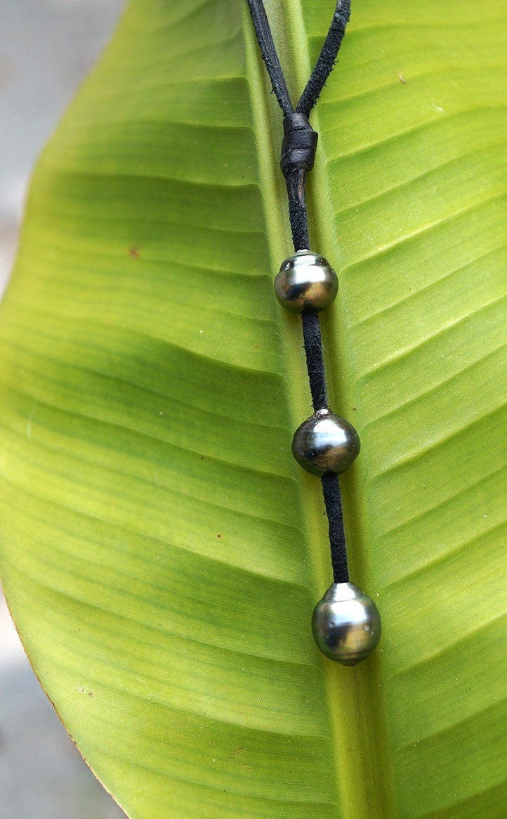 collier 3 perles de Tahiti en pendentif - cuir - fermoir coulissant - Austra