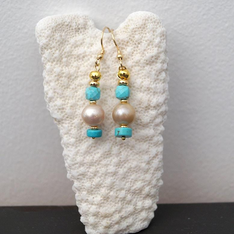 boucle oreille dorée et perle