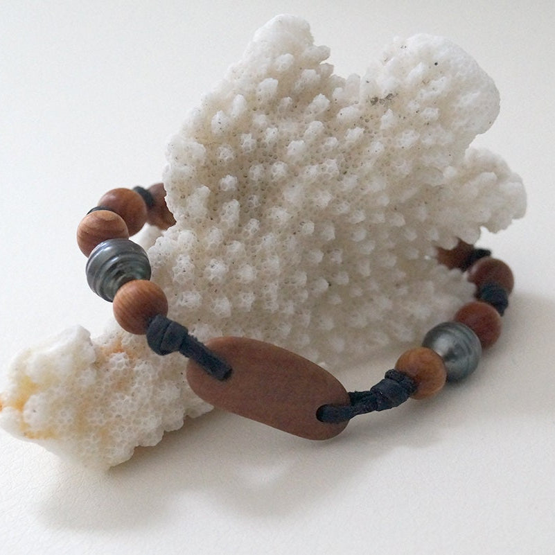 bracelet en perles de Tahiti et pierres de santal pour homme