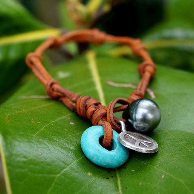 bracelet en cuir et perle de Tahiti fermoir lasso