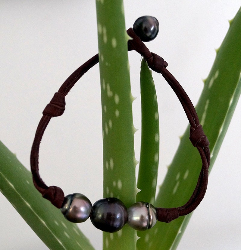 Bracelet trois perles de Tahiti sur cuir large - Ozzy