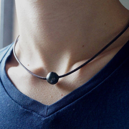 homme portant un coller en perle de Tahiti ras de ocu