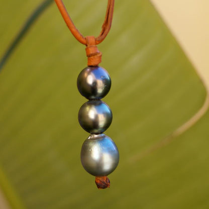 pendentif perles noires, cuir ras de cou femme