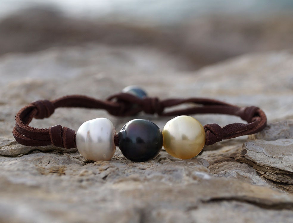 Bracelet avec ses perles de Tahiti et d'Australie, cuir, fermoir perle de Tahiti - Idra