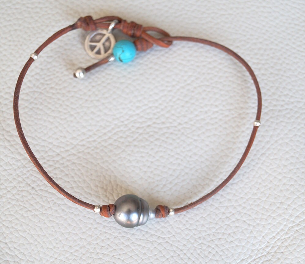 Bracelet de cheville perle de Tahiti, charms peace & love et fermoir turquoise - Gaia