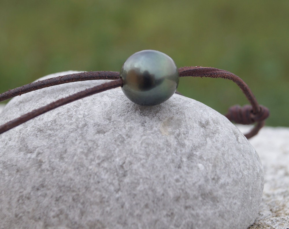 Collier en Perles de Tahiti, cuir, ajustable, fermoir perle de Tahiti - Sloanne