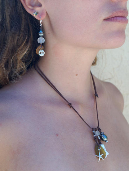 Boucle d'oreille avec perles de Tahiti, verre mer et charm's argent , apprêts argent 925 - Cara