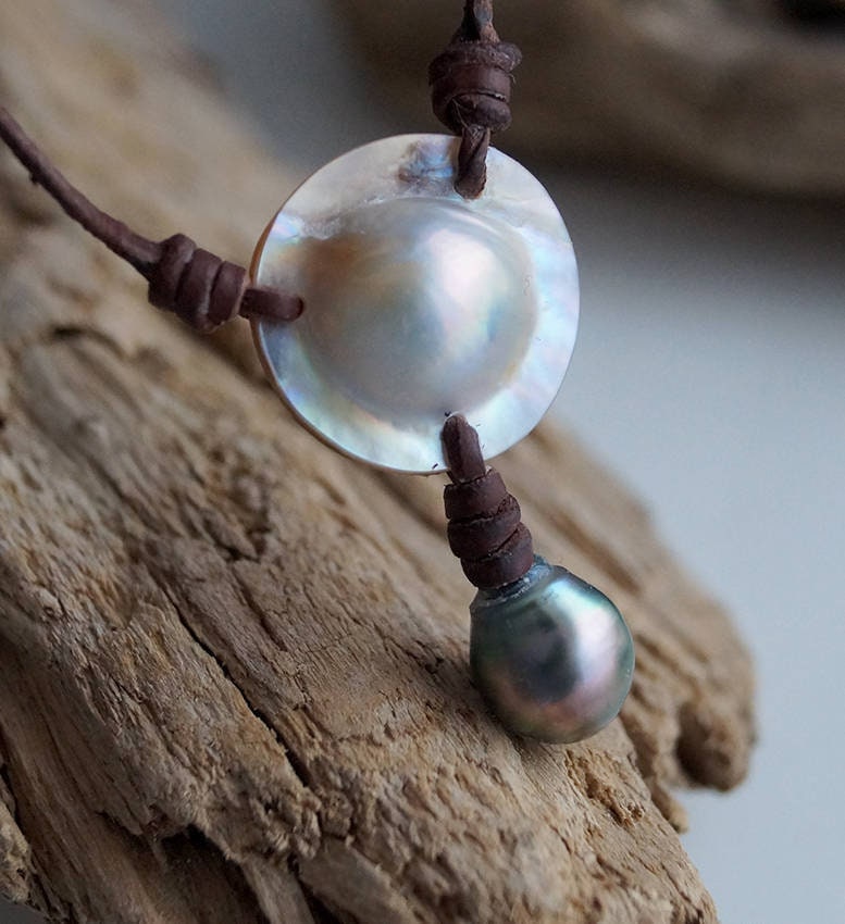Women's leather and Tahitian pearl necklace, mabe pearl pendant, adjustable sliding jewelry