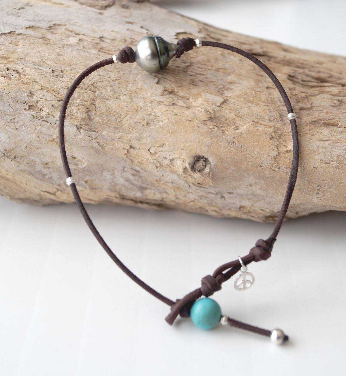 Bracelet de cheville perle de Tahiti, charms peace & love et fermoir turquoise - Gaia