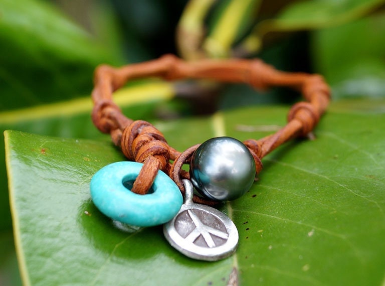 Tahiti pearl bracelet and turquoise donut with lasso clasp - Zora