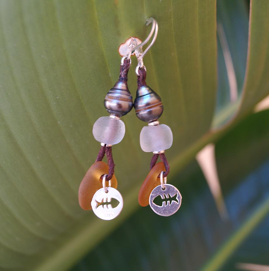 Boucle d'oreille avec perles de Tahiti, verre mer et charm's argent , apprêts argent 925 - Cara