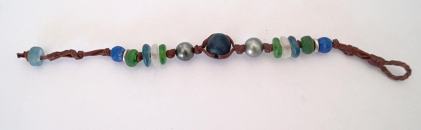 Bracelet avec 2 Perles de Tahiti, perles de verre de mer cuir et argent - Amalia