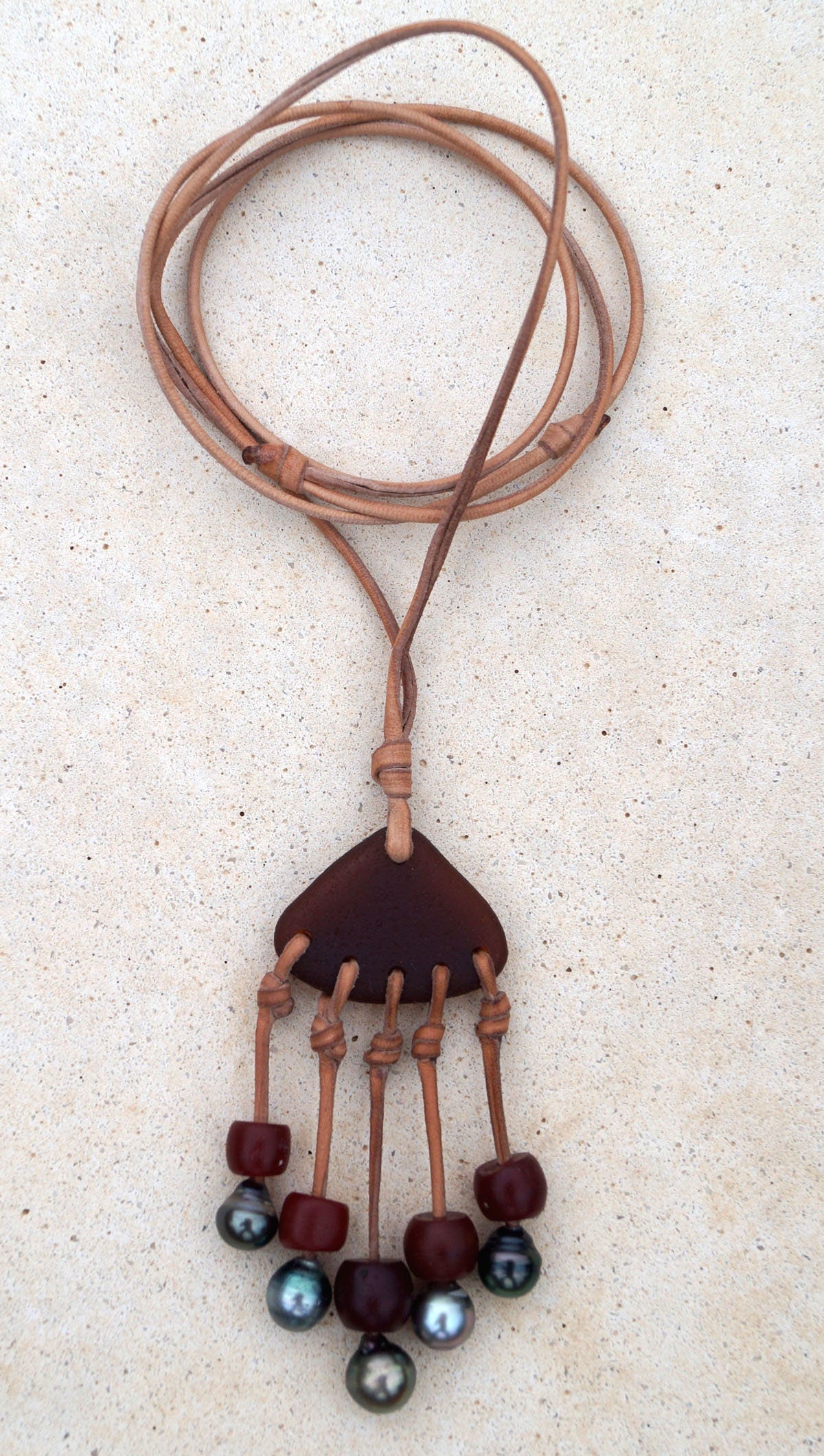 Perles de tahiti, pendentif verre mer poli, cuir, collier femme adaptable - Thera