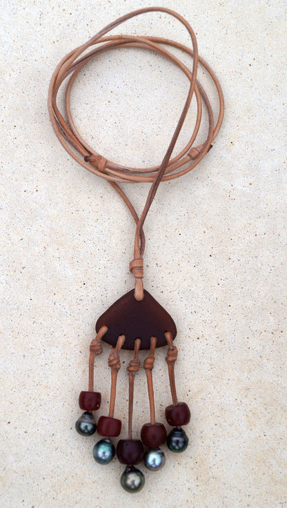 Perles de tahiti, pendentif verre mer poli, cuir, collier femme adaptable - Thera