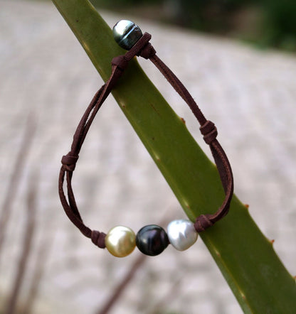 Bracelet avec ses perles de Tahiti et d'Australie, cuir, fermoir perle de Tahiti - Idra