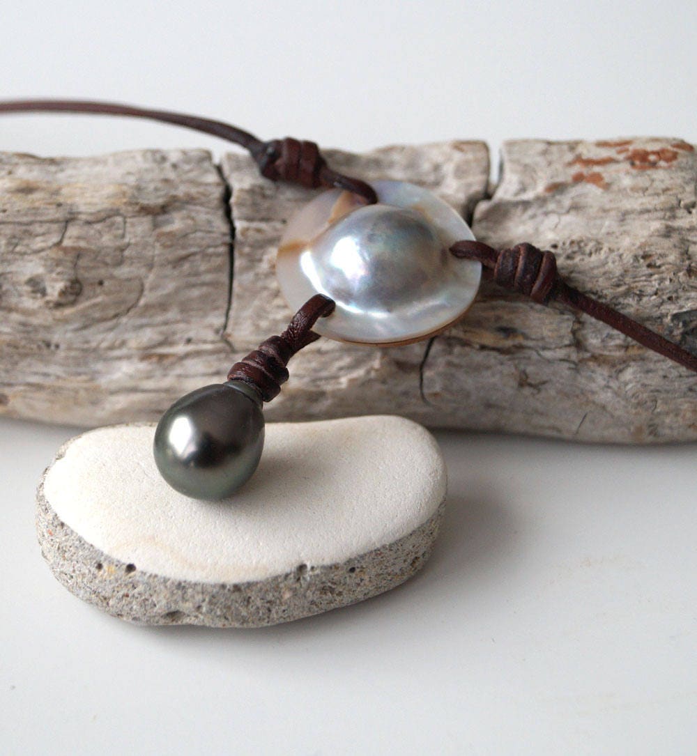 Women's leather and Tahitian pearl necklace, mabe pearl pendant, adjustable sliding jewelry