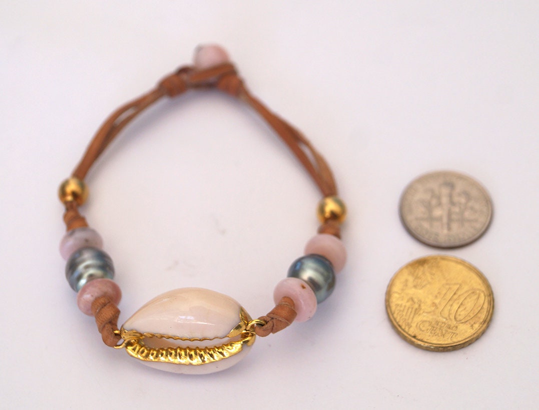 Bracelet perles de Tahiti coquillage cauris doré  fermoir perle opale - Naia