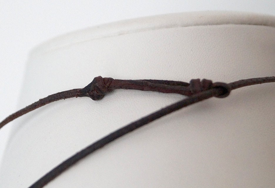 Collier en Perles de Tahiti, cuir, ajustable, fermoir perle de Tahiti - Sloanne