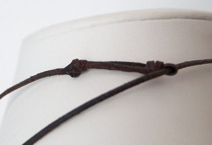Collier en Perles de Tahiti, cuir, ajustable, fermoir perle de Tahiti - Sloanne