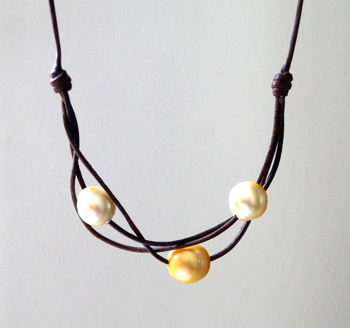 Collier 3 Perles dorées d'Australie sur cuir  en ras de cou - Mara