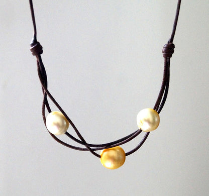 Collier 3 Perles dorées d'Australie sur cuir  en ras de cou - Mara