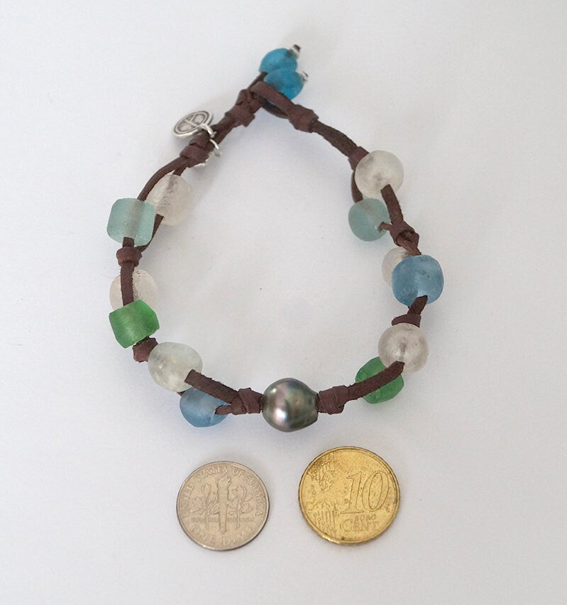 Bracelet assortiment perles de verre recyclées et perle de Tahiti - Heidi