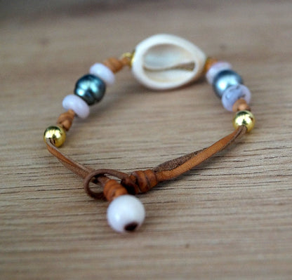 Bracelet perles de Tahiti coquillage cauris doré  fermoir perle opale - Naia